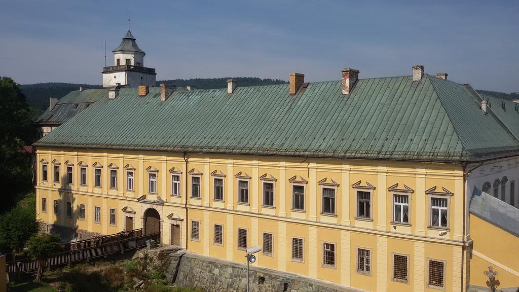 ホテル Zamek Miedzylesie エクステリア 写真